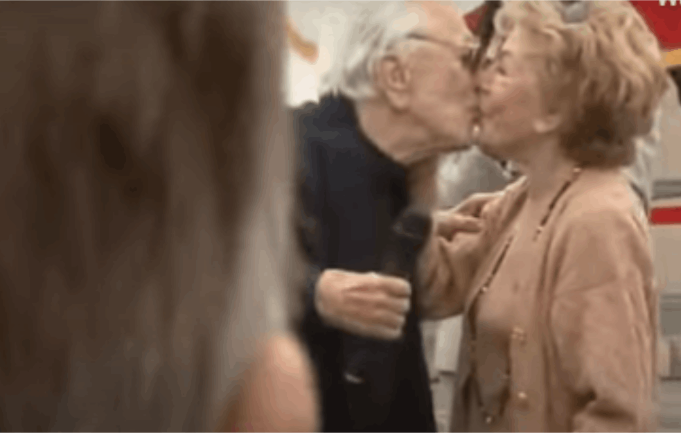 PREMINULA ŽENA LEGENDARNOG KIRKA <span style='color:red;'><b>DAGLAS</b></span>A; En <span style='color:red;'><b>Daglas</b></span> umrla u 102. godini! (VIDEO)